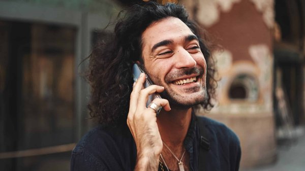 Quelles tactiques de marketing émotionnel les marques de cosmétiques peuvent-elles employer pour renforcer l'attachement des clients ?